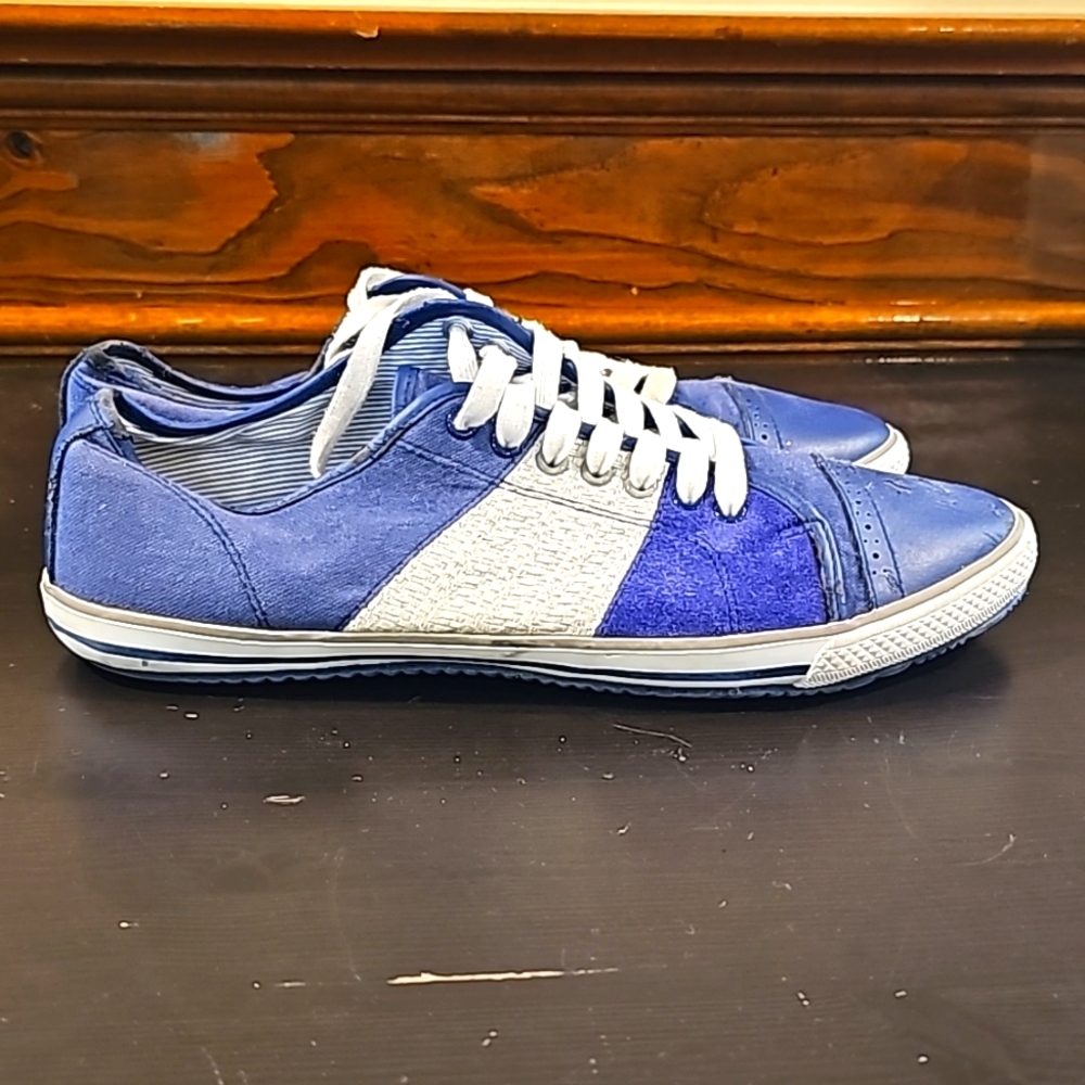 Men's navy blue and white casual sneaker